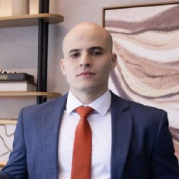 Dr. Lucas Costa